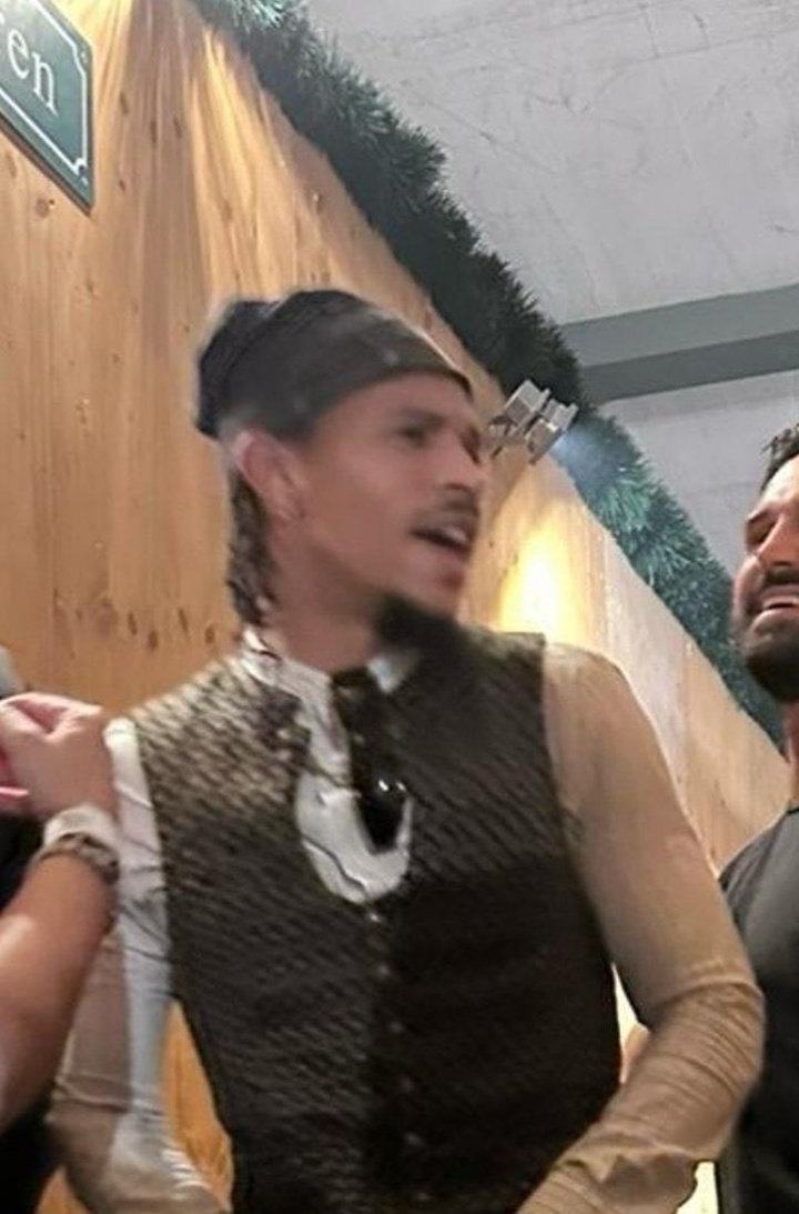 图片报：萨内参加啤酒节被一名球迷狂骂，前者受不了两人互殴