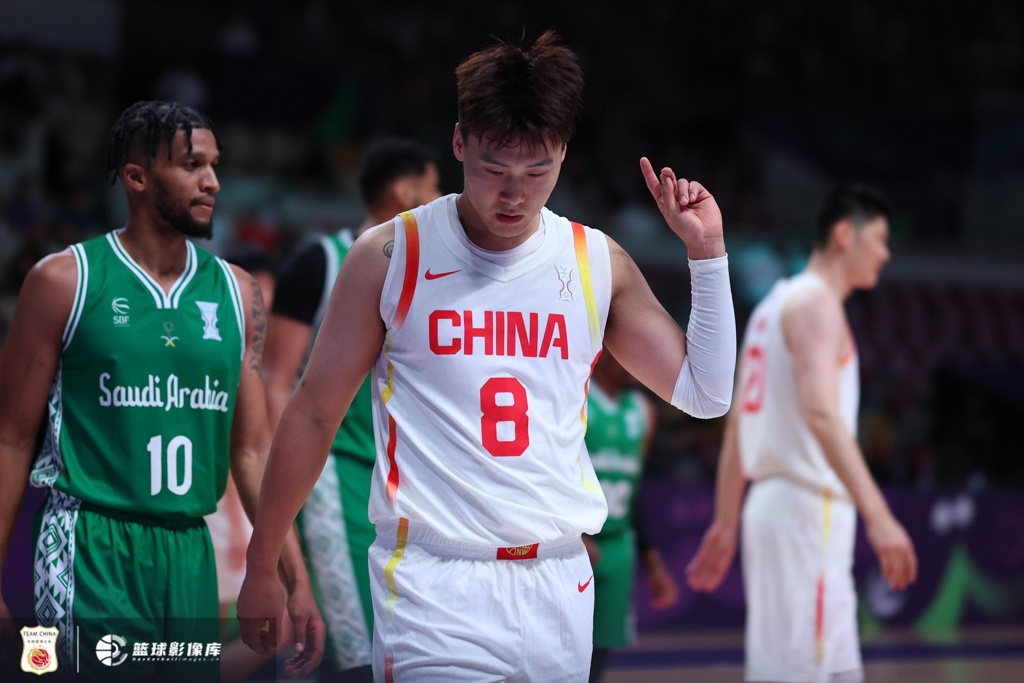 媒体人：中国男篮进攻亮点确实蛮多的 但防守出现的问题比较大